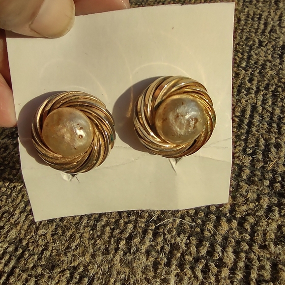 Marvilla clip on earrings vintage - Picture 2 of 9